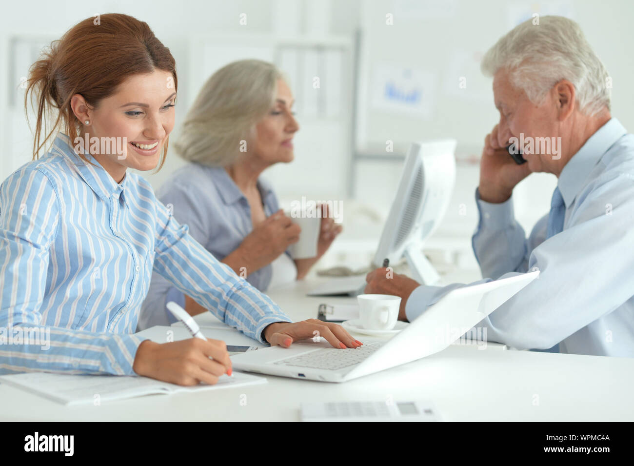 Portrait de groupe des gens d'affaires in modern office Banque D'Images