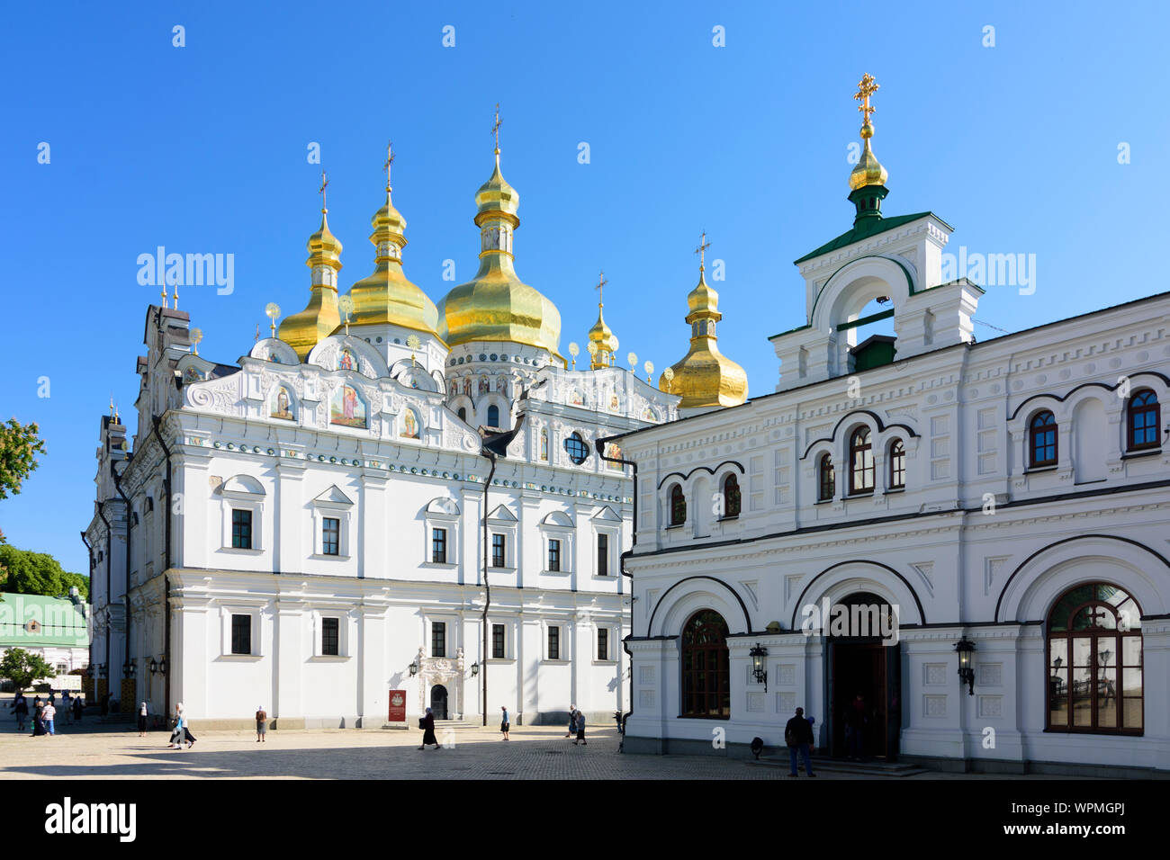 Kiev, Kiev : Cathédrale de la Dormition, réfectoire Eglise (à droite), à la Laure de Pechersk (monastère des grottes), monastère chrétien orthodoxe historique en , Kiev Banque D'Images