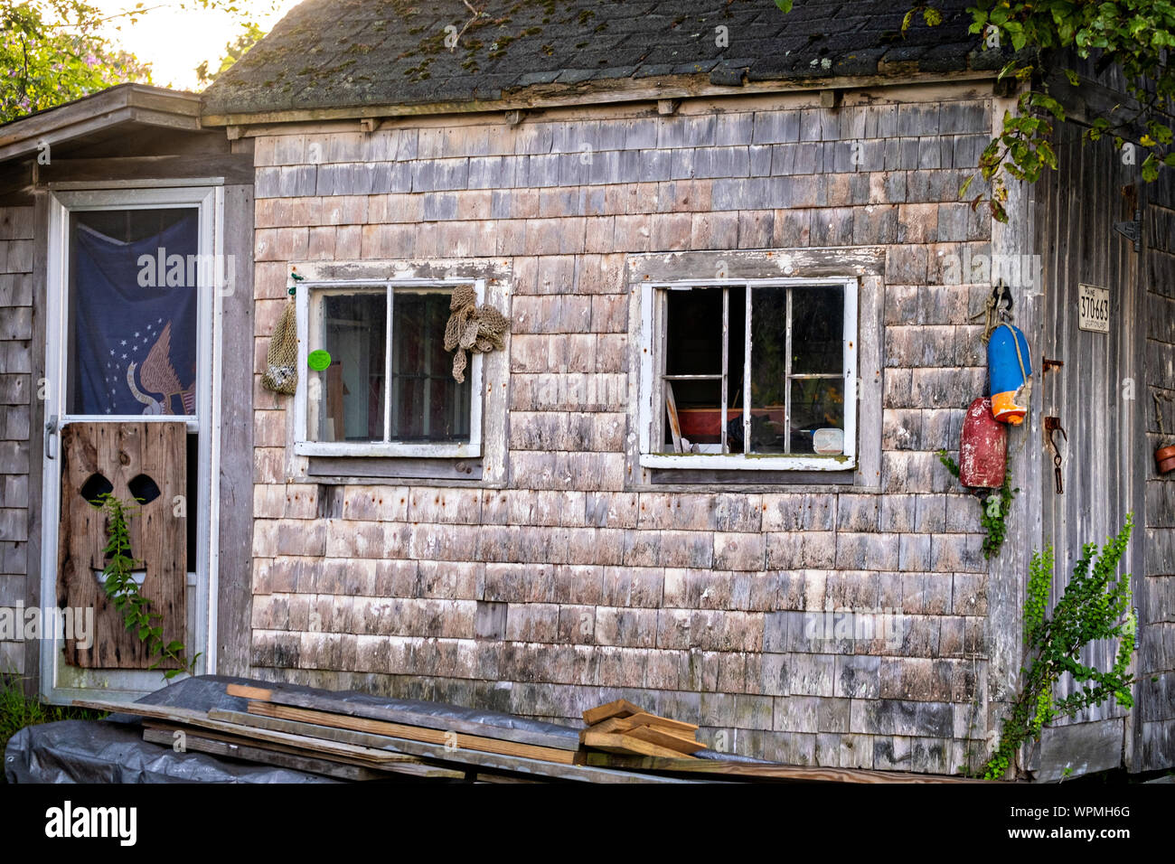 Une vieille maison de bateau bardeau de cèdre dans le pittoresque port de pêche de Port Clyde, dans le Maine. Banque D'Images