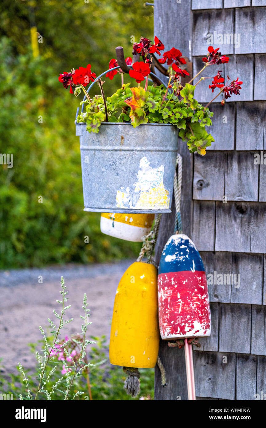 Décor maritime sur un vieux bateau maison dans le pittoresque port de pêche de Port Clyde, dans le Maine. Banque D'Images