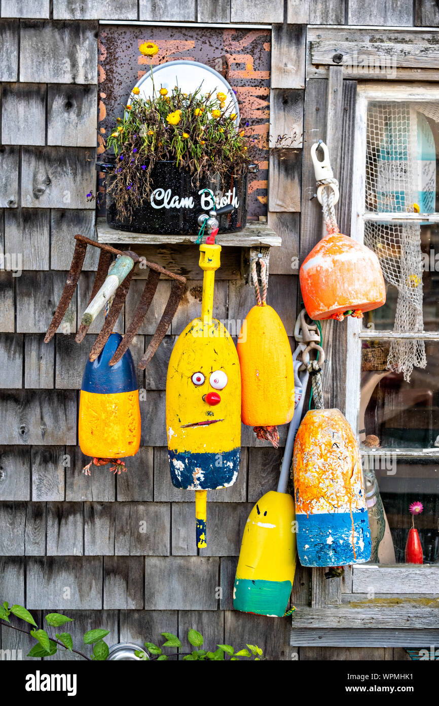 Décor maritime sur un vieux bateau maison dans le pittoresque port de pêche de Port Clyde, dans le Maine. Banque D'Images