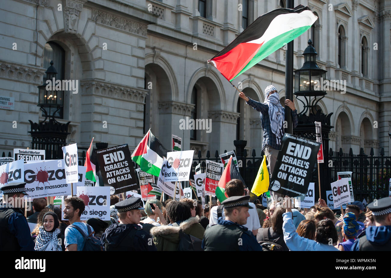 Whitehall, Londres, Royaume-Uni. 9 Septembre, 2015. Gérer la police pour contenir les manifestants opposés, pro et anti Israël, à l'extérieur de Downing Street, à Londres. Banque D'Images