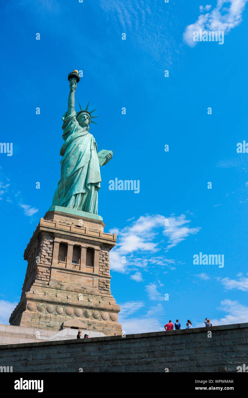 New York Statue de la liberté, vue en été de touristes à la recherche jusqu'à la Statue de la liberté, Liberty Island, New York City, USA Banque D'Images
