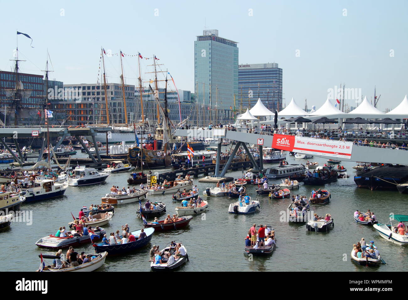 Amsterdam, Pays-Bas - le 22 août 2015 : Bateaux sur méandre dans IJ Harbour Amsterdam pendant la voile 2015. Banque D'Images
