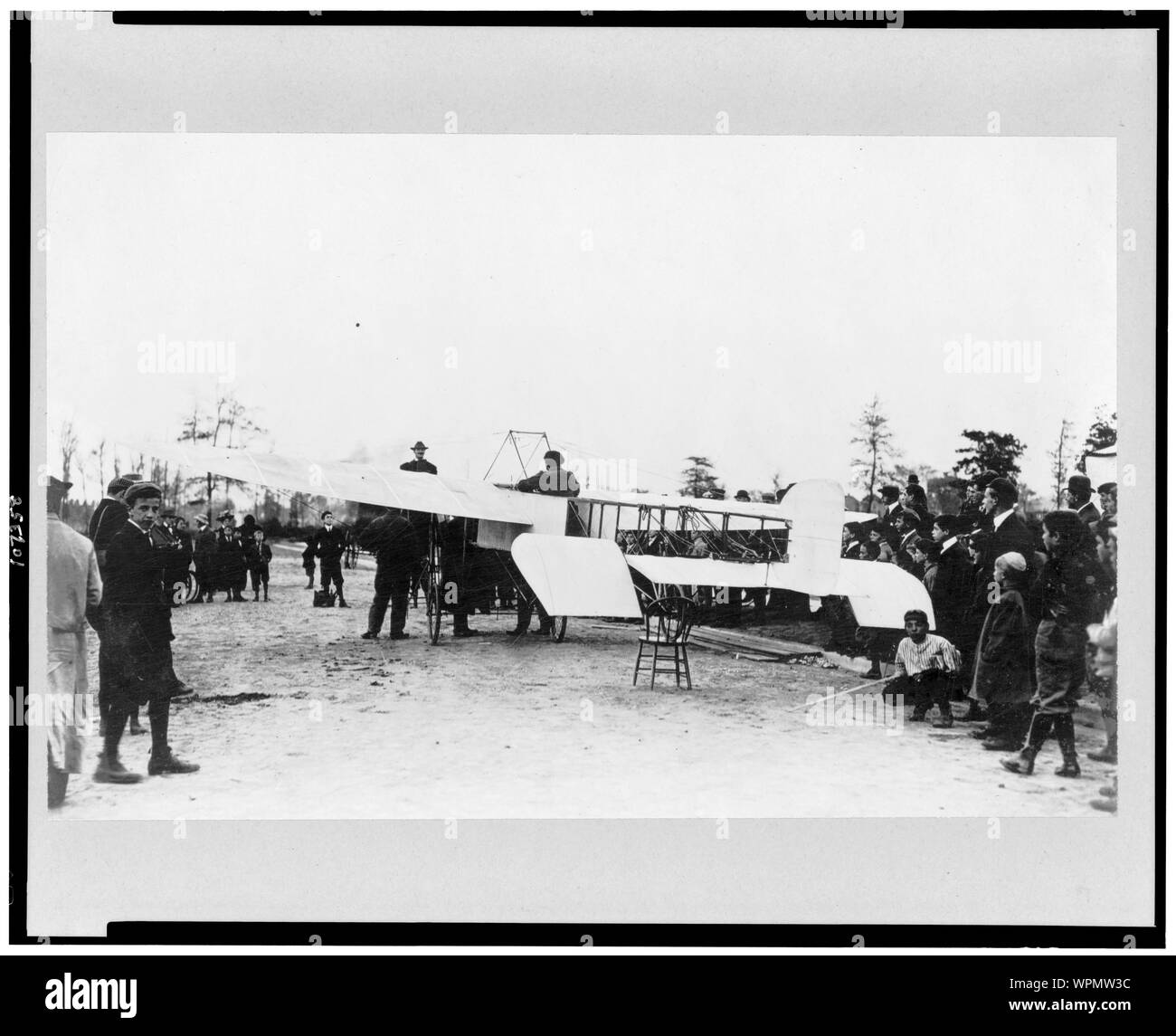 Louis Blériot sur son avion, entouré de personnes Banque D'Images