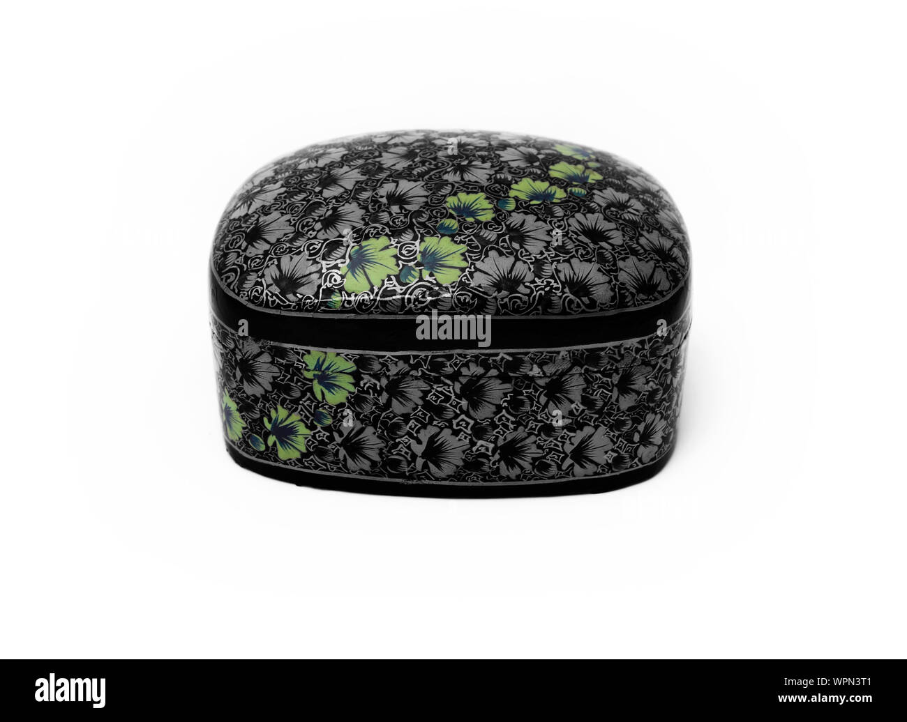 Boîte de papier mâché à motifs vert, fond blanc Banque D'Images