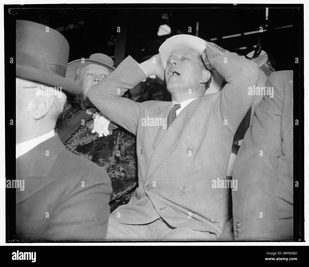 Le sénateur de la Louisiane s'épanouit en première chapeau de paille et  crie, "c'est un succès !" Washington, D.C., 21 avril. Le sénateur Allen J.  Ellender est allé au match entre les