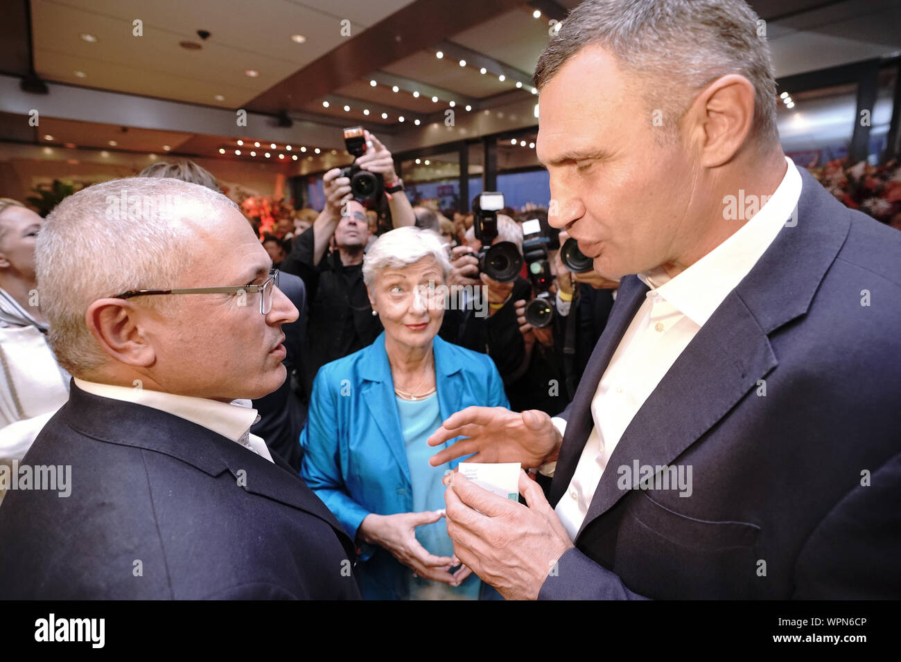 Berlin, Allemagne. 09Th Sep 2019. Vitali Klitschko (r), l'ancien professionnel de boxe et Mikhaïl Khodorkovski, l'homme d'affaires russe, parler à des personnalités de la politique, de la société et du sport au Bild100 partie. Crédit : Michael Kappeler/dpa/Alamy Live News Banque D'Images