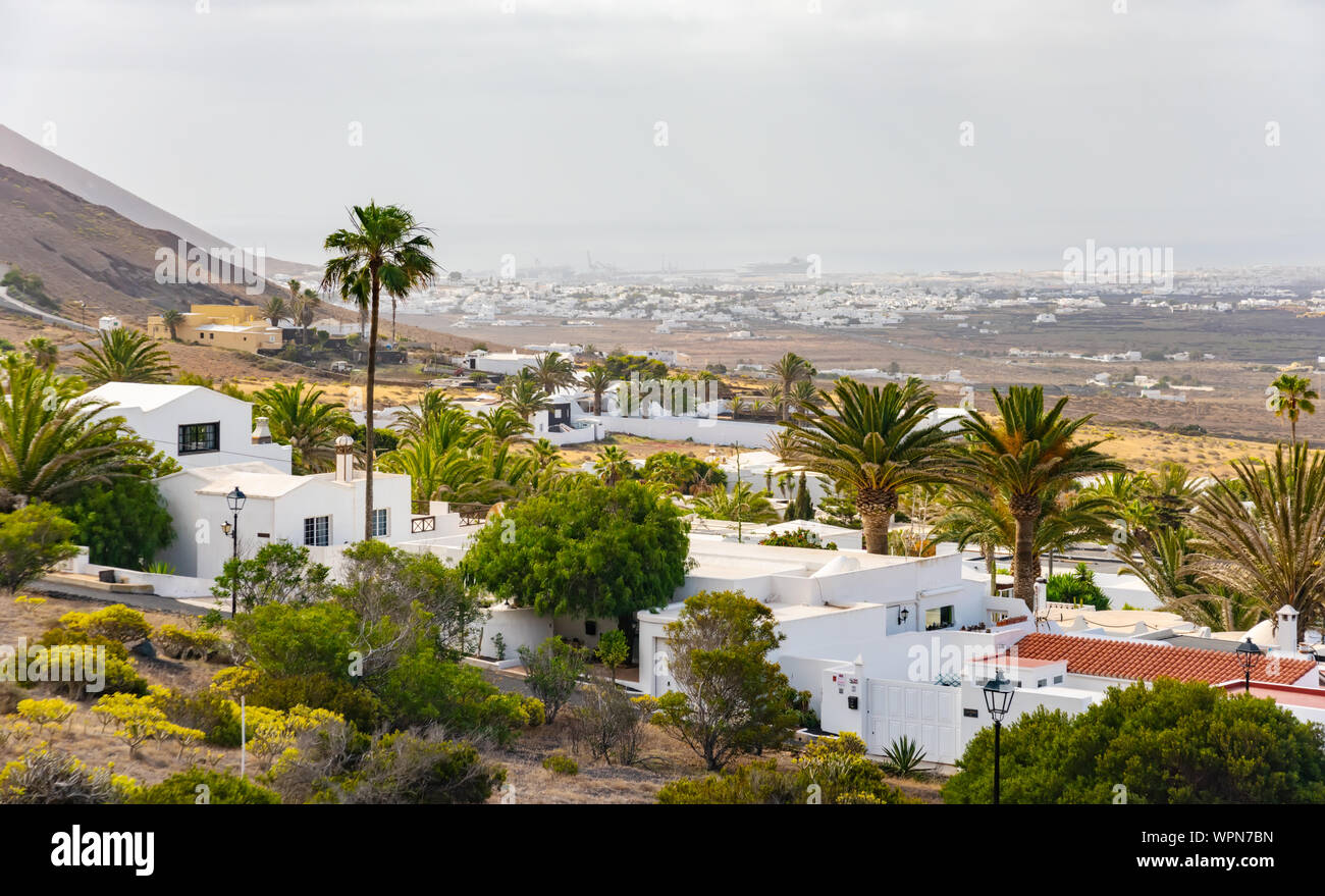 Village typique des Canaries ou la ville aux maisons blanches et paysage volcanique, l'île de Lanzarote, Nazaret, Canaries, Espagne Banque D'Images