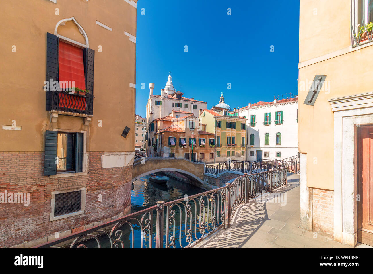Vue sur le canal de Venise et la rue avec de belles vieilles maisons colorées Banque D'Images