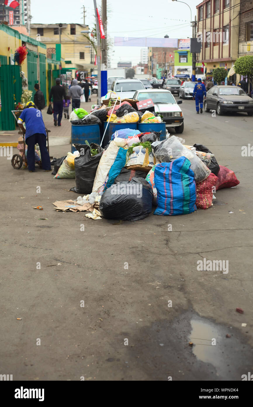 LIMA, PÉROU - Juillet 27, 2013 : Tas de déchets en attente d'être ramassé par le camion poubelle à l'entrée du marché Mercado No 2 de Surquillo Banque D'Images