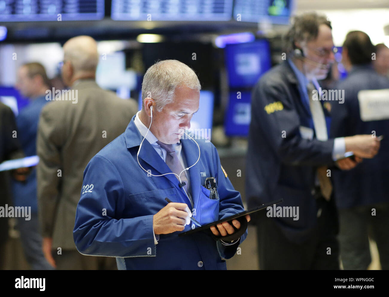 Traders travailler sur le le parquet de la Bourse de New York sur Wall Street à New York le lundi, Septembre 9, 2019. Le Dow a donné en arrière quelques gains dans la deuxième moitié de la journée de négociation. Photo de John Angelillo/UPI Banque D'Images