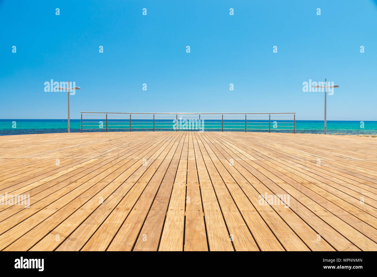 Ici la lumière est plate-forme en bois à l'avant de la côte de la mer de Chypre un jour d'été à Agia Napa, l'établissement. Convient pour afficher des présentations, ou pro Banque D'Images