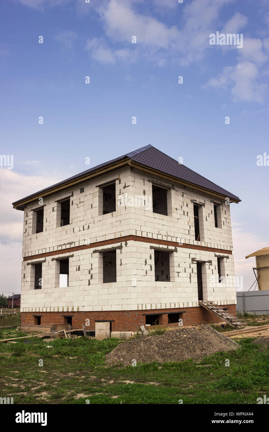 Nouvelle maison à deux étages de béton cellulaire, les blocs déjà réalisés sur le toit Banque D'Images