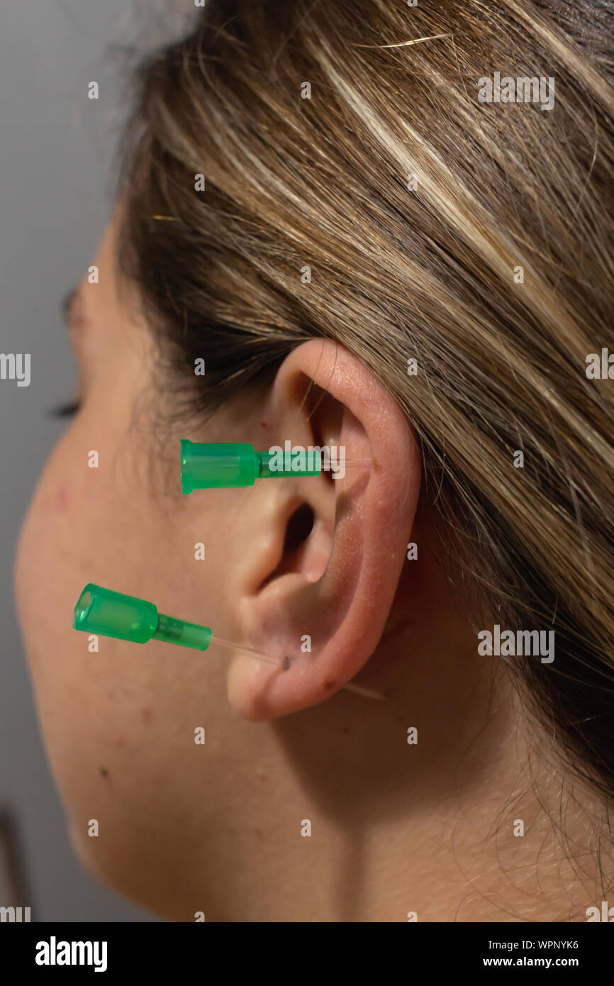 Gros Plan D Une Jeune Fille Blonde Se Son Oreille Percee Photo Stock Alamy