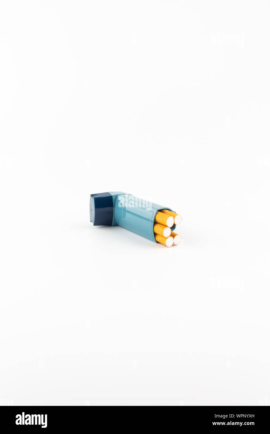 Inhalateur de salbutamol avec des cigarettes sur fond blanc ( l'asthme  n'est pas compatible avec le tabac Photo Stock - Alamy