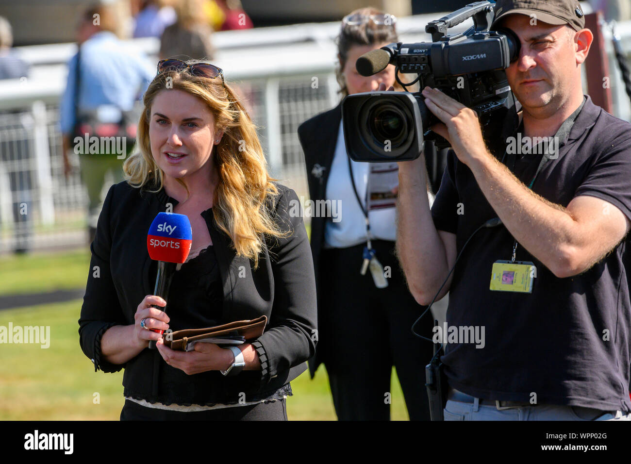 De voir le ciel aux courses Hayley Moore présentateur à la parade à l'Hippodrome de Fontwell Park Fontwell, près de Arundel, West Sussex, England, UK, Banque D'Images