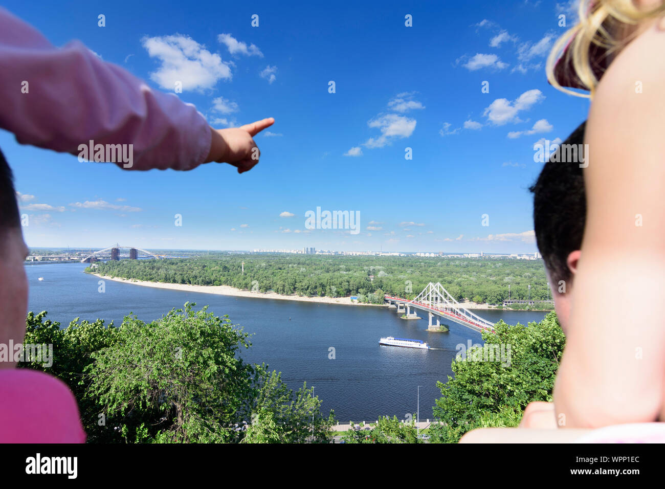 Kiev, Kiev : fleuve Dniepr (Dnipro), Parkovy (pédestre) pont à l'Île Trukhaniv, navire à passagers, l'enfant pointe avec le doigt de , Kiev, Ukraine Banque D'Images