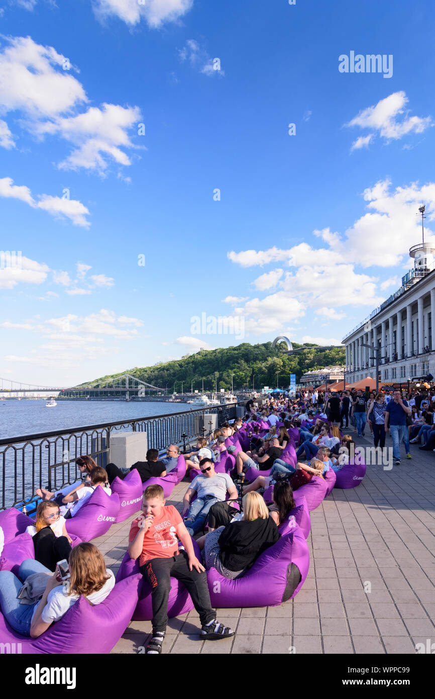 Kiev, Kiev : fleuve Dniepr (Dnipro), Parkovy (pédestre) Pont. vue du Port de la rivière terminal passager, navire à passagers, cafe à Podil, Kiev, Ukraine Banque D'Images