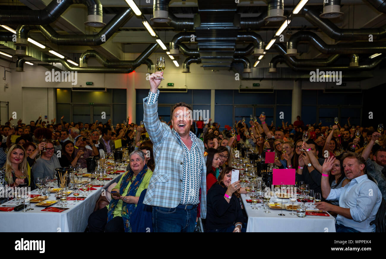 Plat de vin Olly Smith mène une tentative de briser le record mondial Guinness pour le plus grand jamais enregistré, sommelierie leçon, avec plus de 330 participants au London's Kia Oval ce soir, marquant le lancement du Wine & Spirit Education Trust de la toute première Semaine de l'éducation du vin à la Kia Oval, Londres. Banque D'Images