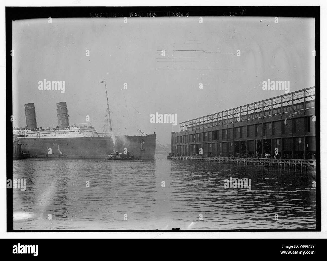 Lusitania accostage à new Hudson River Piers, bain / Bain Banque D'Images