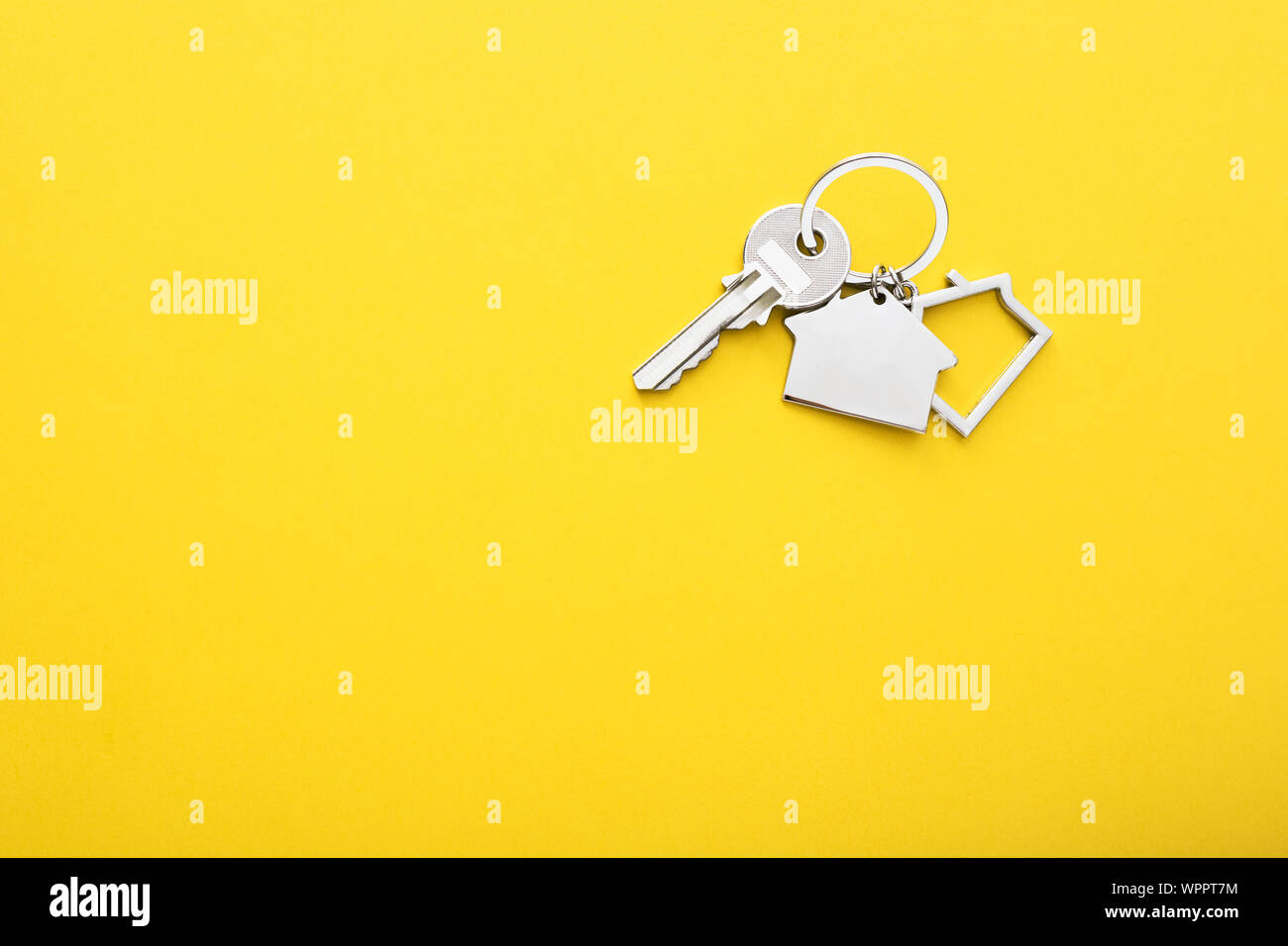 Clés de maison avec bijou sur un fond de couleur, vue du dessus avec l'exemplaire de l'espace. Banque D'Images