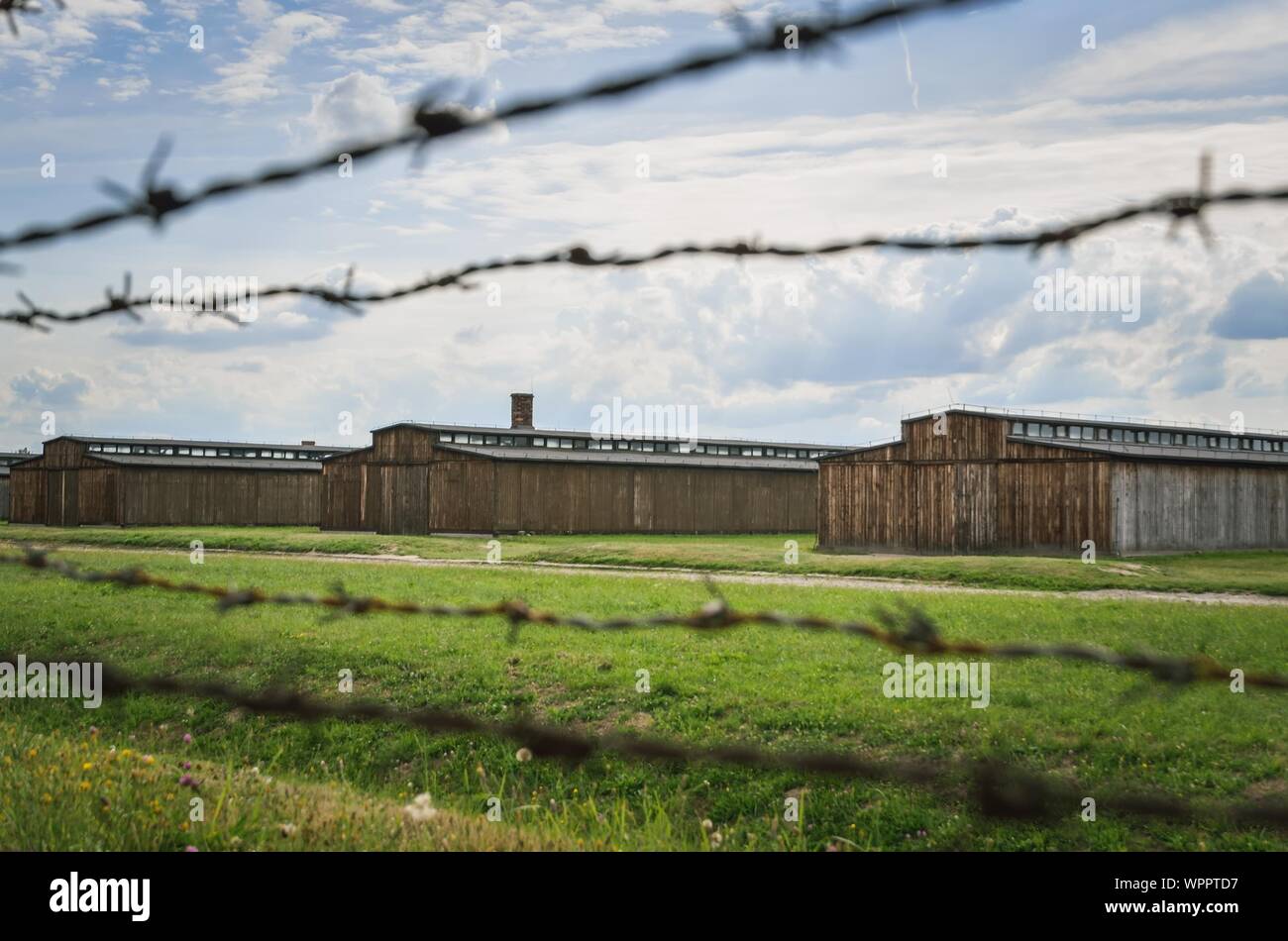 OSWIECIM, Pologne - 17 août 2019 : Les bâtiments dans le camp de concentration Auschwitz Birkenau à Oswiecim, Pologne. Banque D'Images