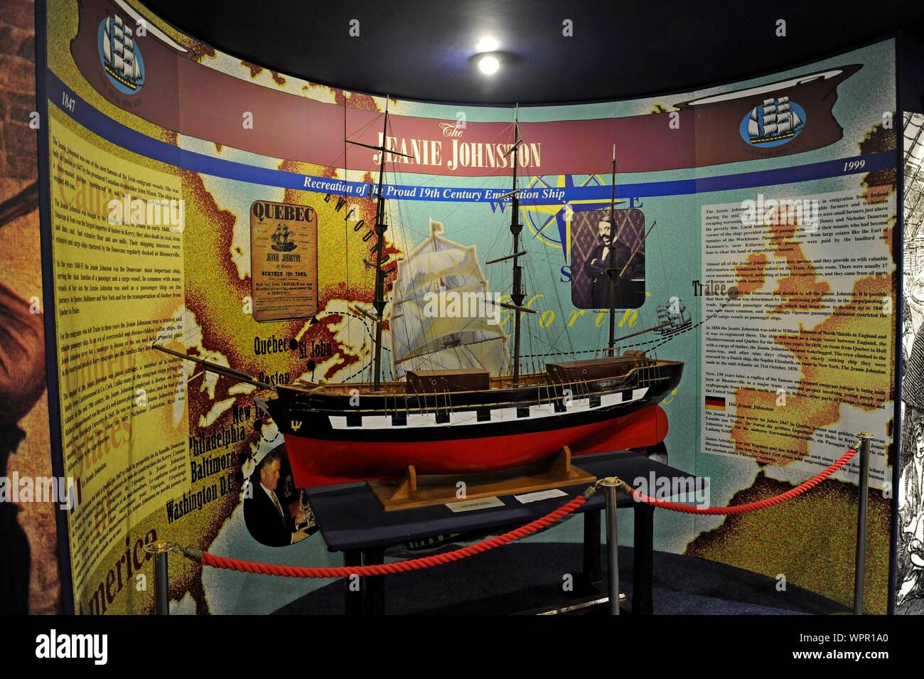 Un modèle de l'Jeanie Johnston, un 3 mâts barque que transporté centaines d'émigrants irlandais vers l'Amérique du Nord, musée de Blennerville, Co Kerry, Ireland Banque D'Images