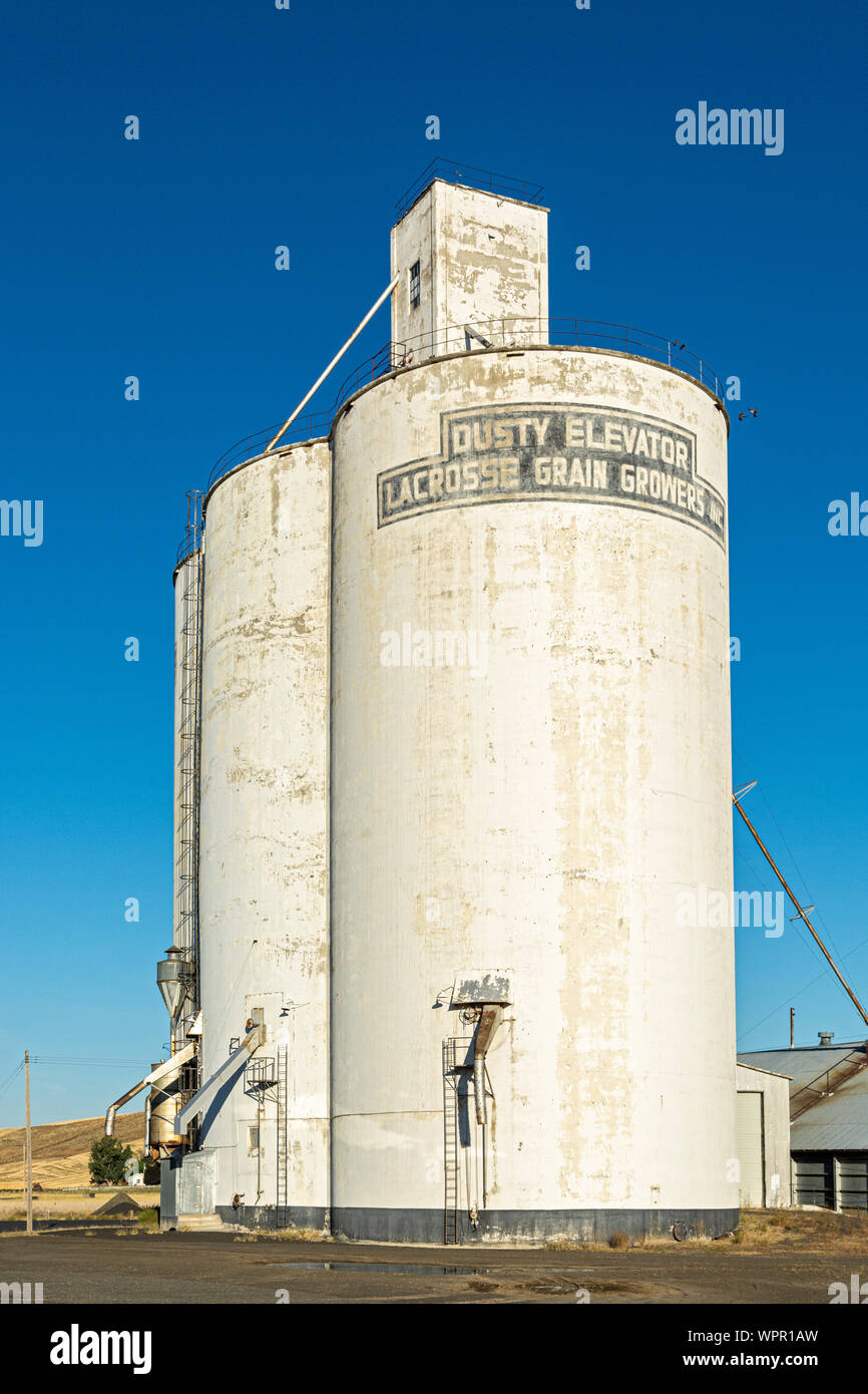 Washington, Région de Palouse, poussiéreux, l'élévateur à grain, saison d'automne après la récolte Banque D'Images