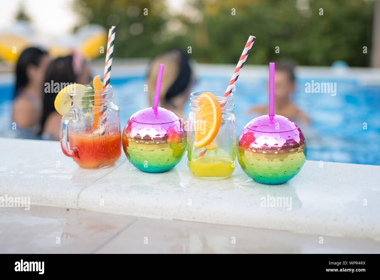 Lunettes avec de savoureux cocktails proche piscine Banque D'Images