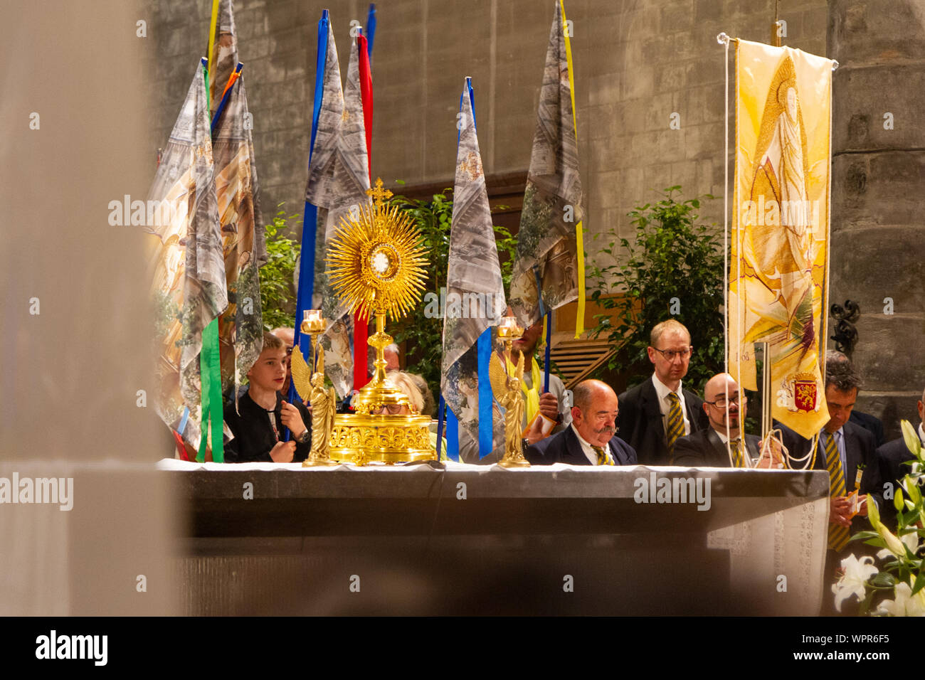 L'Adoration de l'Eucharistie au cours de 'Tour du Saint Cordon' une procession avec la statue de la chapelle Notre-Dame du Saint-Cordon (Notre Dame du Saint Cordon). Banque D'Images L'Adoration de l'Eucharistie au cours de 'Tour du Saint Cordon' une procession avec la statue de la chapelle Notre-Dame du Saint-Cordon (Notre Dame du Saint Cordon). Banque D'Images