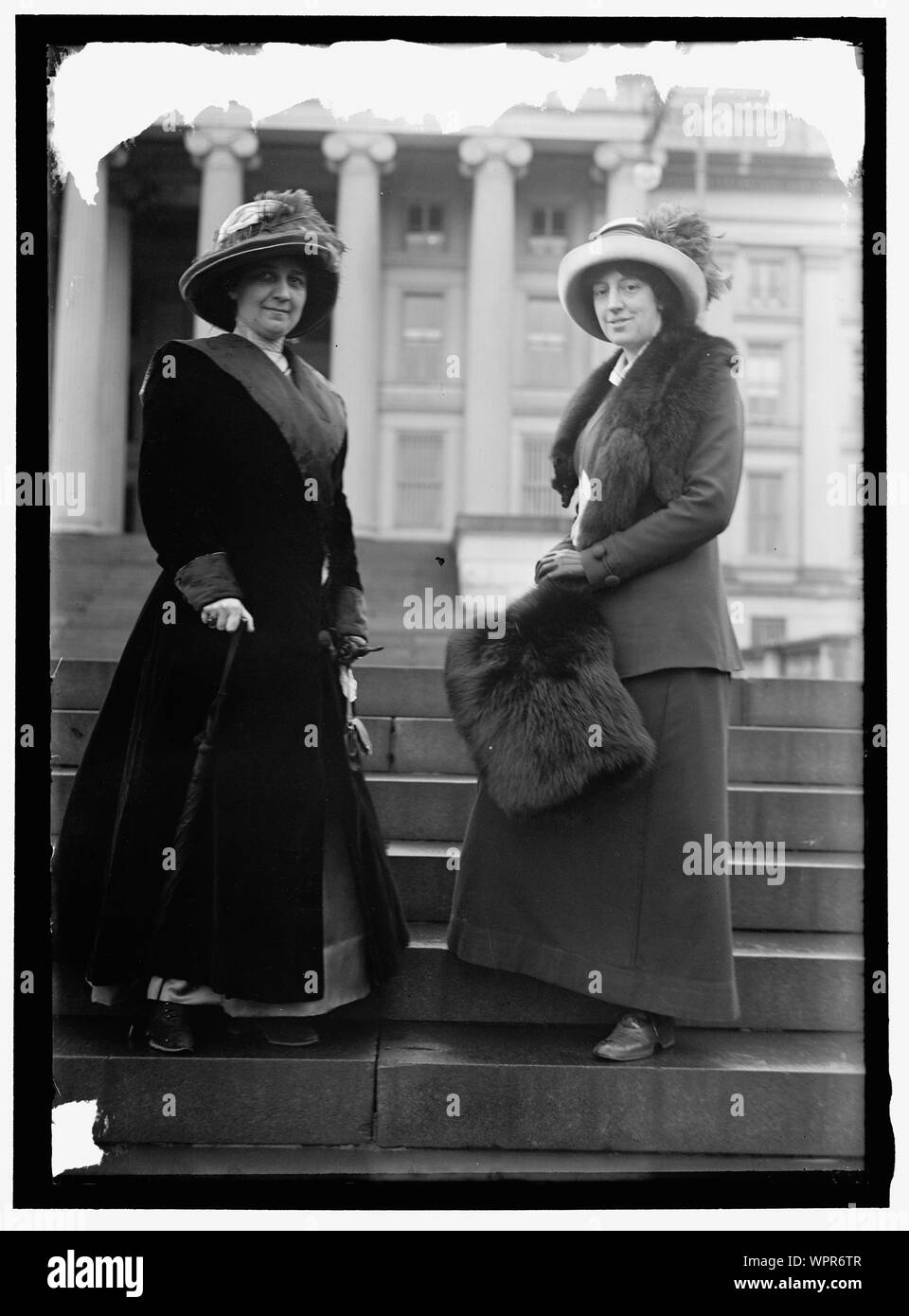 MACKAYE, Mme Hazel. Dramaturge. Droite, AVEC MME GLENNA TINNEN Banque D'Images