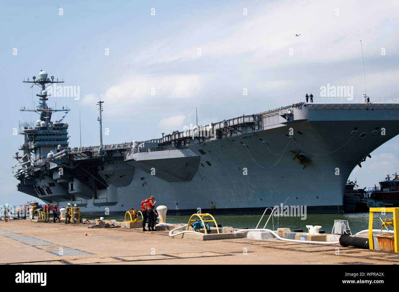 190908-N-PQ548-0091 Norfolk, Va. (sept. 8, 2019) La classe Nimitz porte-avions USS JOHN C. STENNIS (CVN 74) renvoie à la base navale de Norfolk dans le service d'attache au départ pour éviter l'impact de l'Ouragan Dorian. Région de Hampton Roads navires reviennent à leur port d'attache maintenant que la menace de l'Ouragan Dorian a passé. (U.S. Photo par Marine MCSN Isaac Champlain/libérés) Banque D'Images