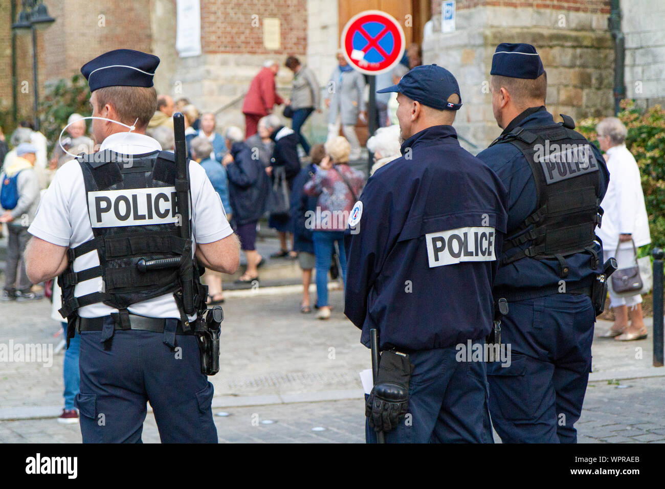 La garde de la police au cours d'un défilé de la fête de la chapelle Notre-Dame du Saint-Cordon (Notre Dame du Saint Cordon) à Valenciennes, France. Banque D'Images