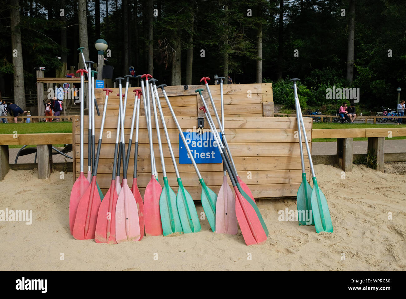 Septembre 209. Un certain nombre de palettes en plastique coloré reste contre une caisse de rangement Banque D'Images