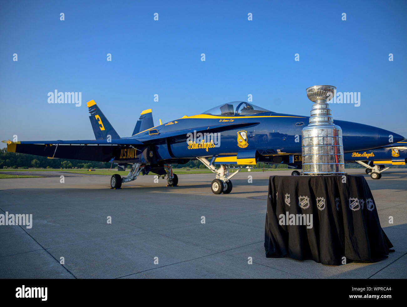 190906-N-JH293-1071 Chesterfield, Missouri (sept. 6, 2019) La Coupe Stanley, qui a été remporté par l'équipe de la Ligue nationale de hockey des Blues de Saint-Louis dans la finale de la Coupe Stanley 2019, s'affiche en face de F/A-18 Hornet utilisé par la Marine américaine, l'escadron de démonstration en vol Blue Angels lors de la Semaine de la Marine Saint Louis, le 6 septembre 2019. Le programme de la Semaine de la Marine La Marine sert de principe de l'effort de sensibilisation dans les régions du pays sans une importante présence de la Marine. (U.S. Photo par marine Spécialiste de la communication de masse 1re classe Chris Williamson/libérés) Banque D'Images