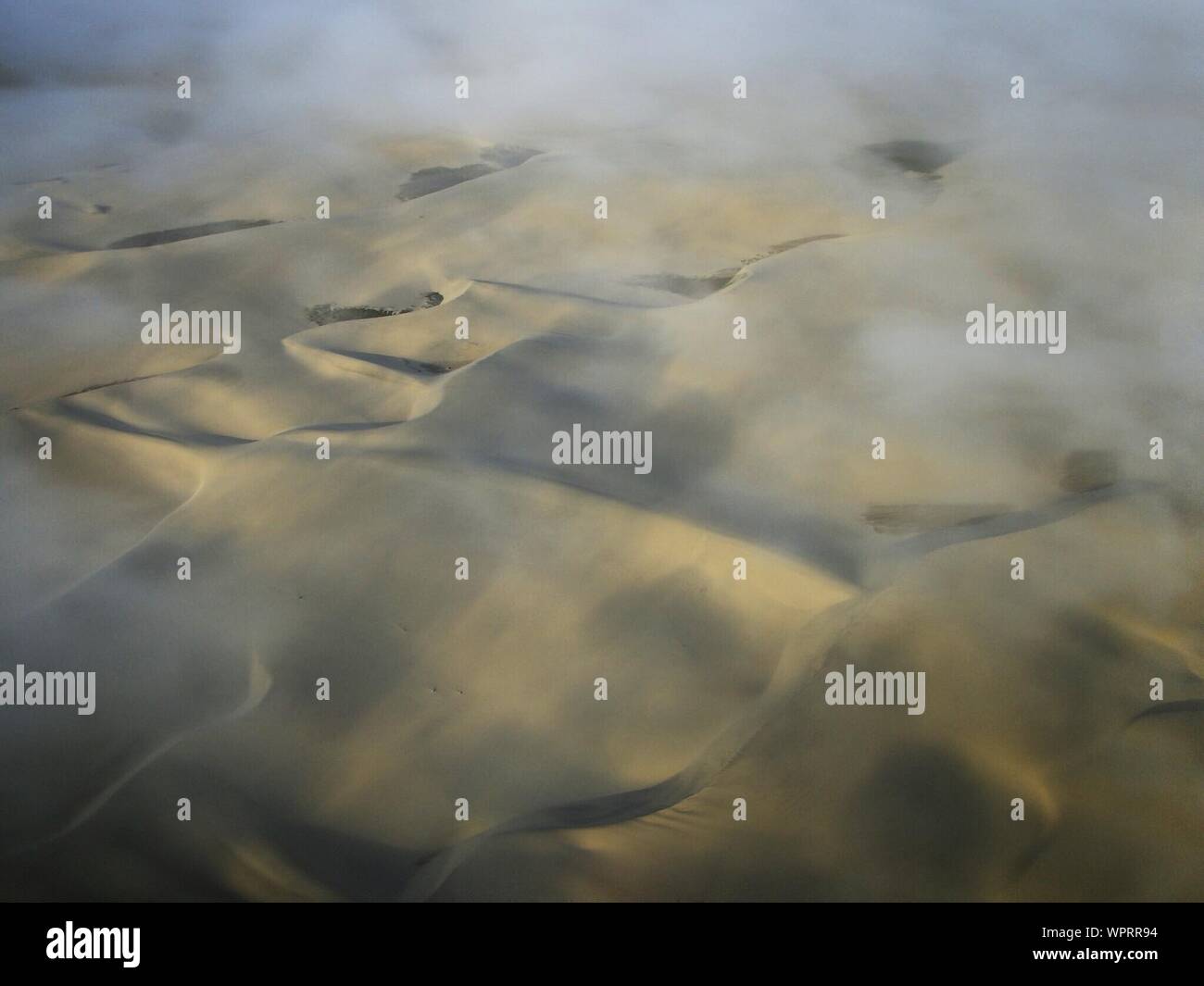 Vue aérienne de dunes de sable dans le désert de Namib Banque D'Images