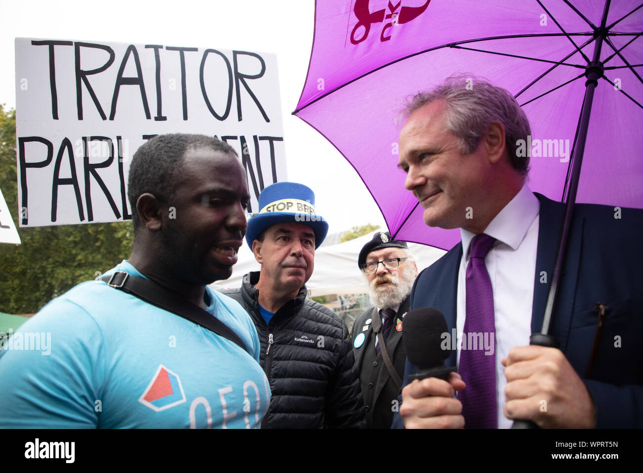 Londres, Royaume-Uni. 9 Septembre, 2019. Richard Braine, le chef de l'UKIP en Grande-Bretagne (UK Independence Party) représenté sur College Green en face les maisons des Communes avec un parapluie violet et en parlant à un membre de la presse, sous l'oeil de Steve Bray ou Mr Arrêter Brexit. Crédit : Joe Keurig / Alamy News Banque D'Images Londres, Royaume-Uni. 9 Septembre, 2019. Richard Braine, le chef de l'UKIP en Grande-Bretagne (UK Independence Party) représenté sur College Green en face les maisons des Communes avec un parapluie violet et en parlant à un membre de la presse, sous l'oeil de Steve Bray ou Mr Arrêter Brexit. Crédit : Joe Keurig / Alamy News Banque D'Images
