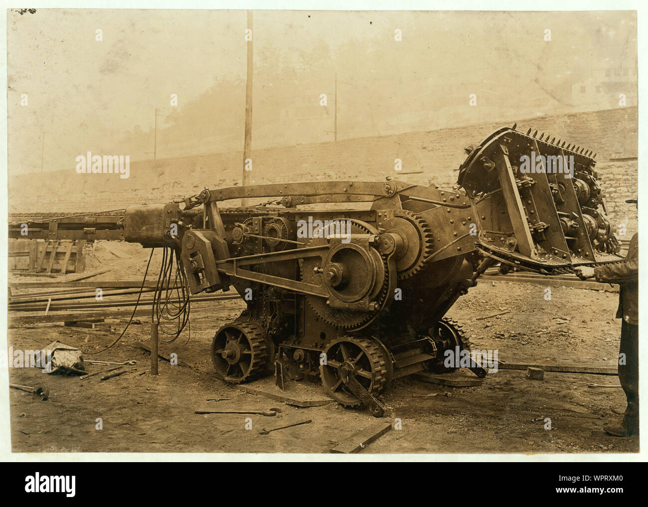 Machine utilisée par Gary W. Va. qui creuse la mine de charbon et le charge sur la voiture. Avec 3 hommes il peut faire le travail de 50 à l'ancienne. Ils utilisent encore les garçons à conduire et piège. Résumé : des photographies sur les dossiers de la Commission nationale sur le travail des enfants (États-Unis) Banque D'Images