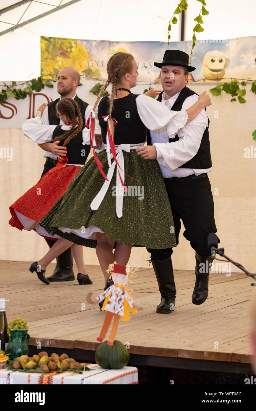 Raisin traditionnel hongrois participant à l'événement à l'automne dans un village Gyenesdias. 09. 07. Hongrie 2019 Banque D'Images