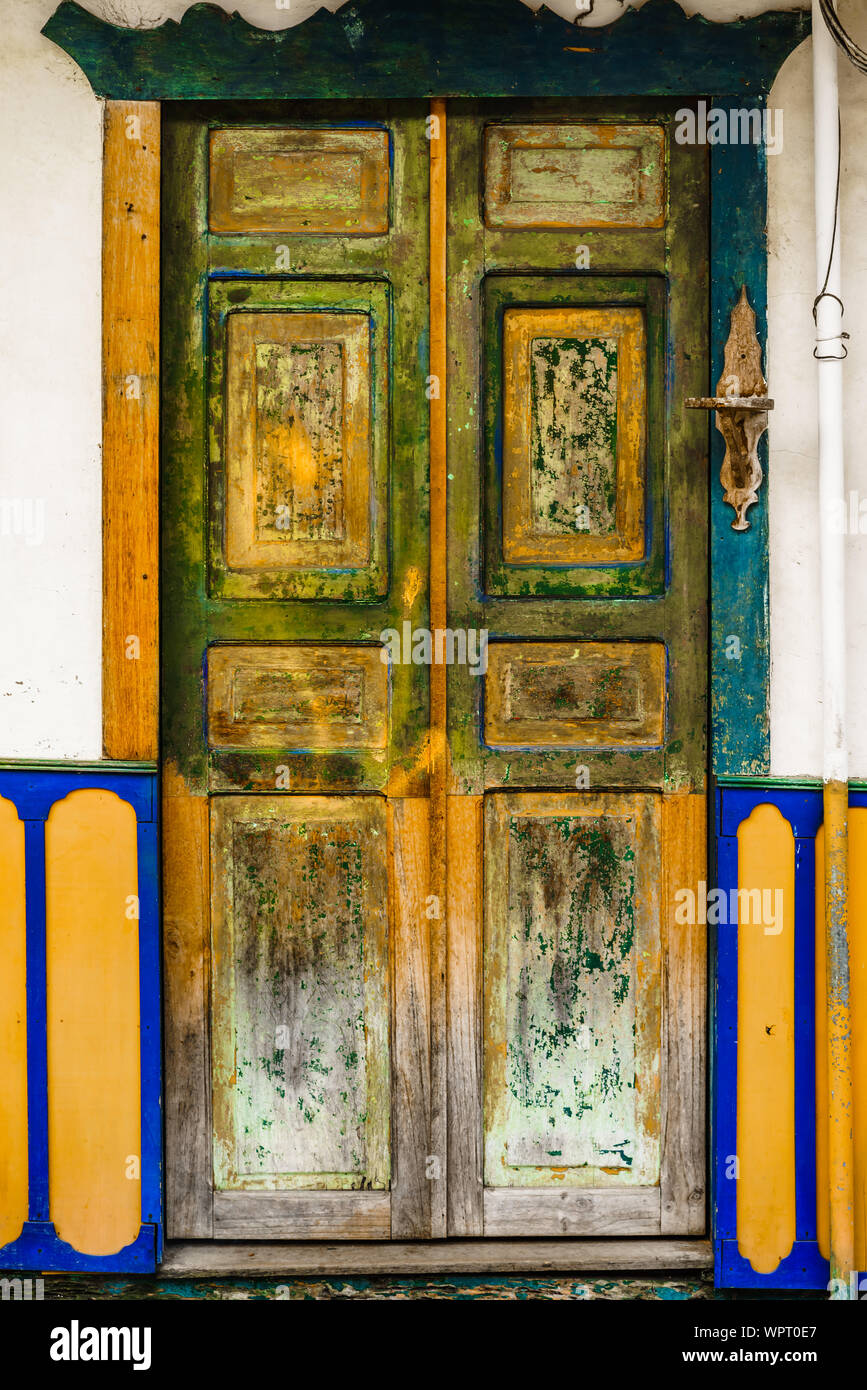 Vue sur la porte de l'édifice colonial dans le centre historique de la ville de Santa Marta, Colombie Banque D'Images