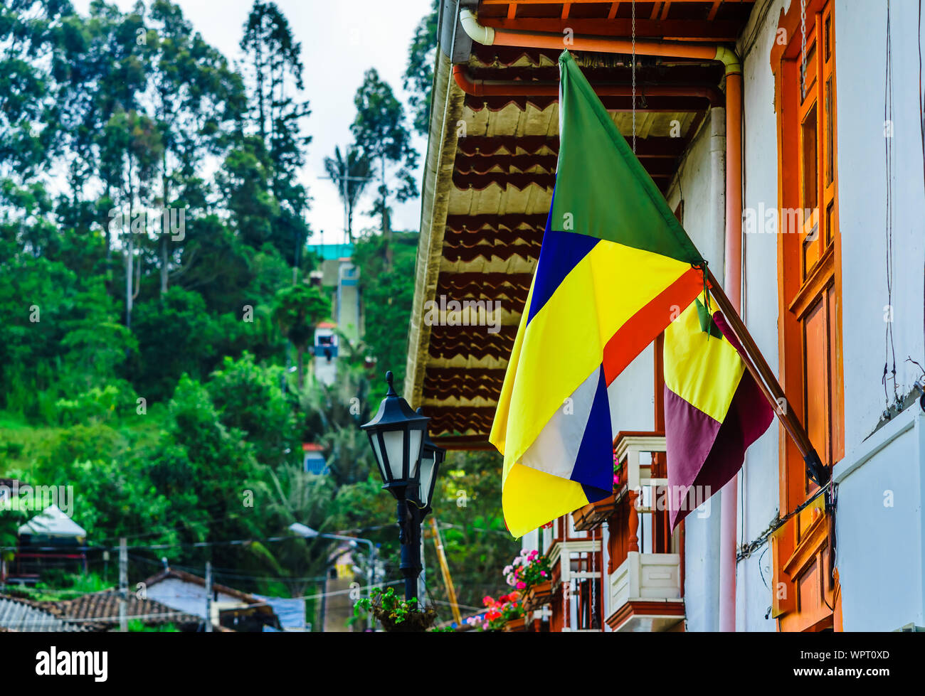 Vue sur drapeau colombien dans la vieille ville de Colombie Banque D'Images