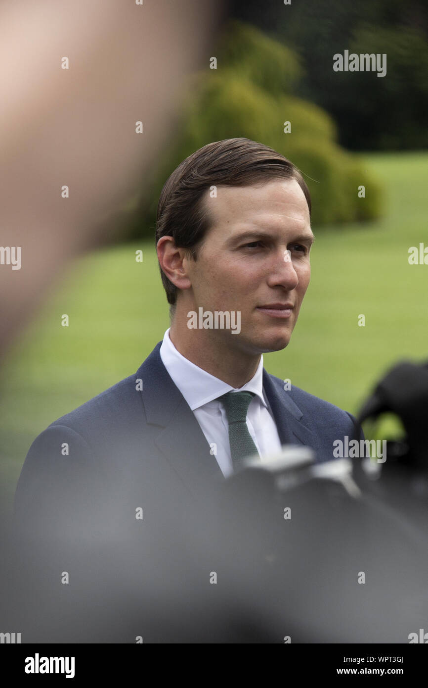 Washington, District de Columbia, Etats-Unis. Sep 9, 2019. Senior Advisor Jared Kushner écoute au président des États-Unis, Donald J. Trump parlent à la presse qu'il quitte la Maison Blanche à Washington, DC, États-Unis pour un rassemblement en Caroline du Nord le 9 septembre 2019. Credit : Stefani Reynolds/CNP/ZUMA/Alamy Fil Live News Banque D'Images