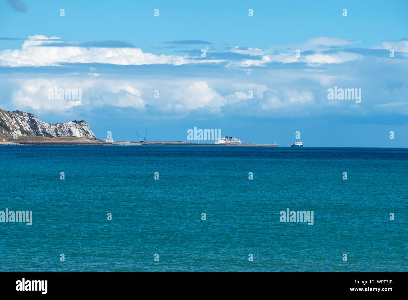 Vue du port sur la baie d'un lointain port de Douvres, Kent, UK Banque D'Images