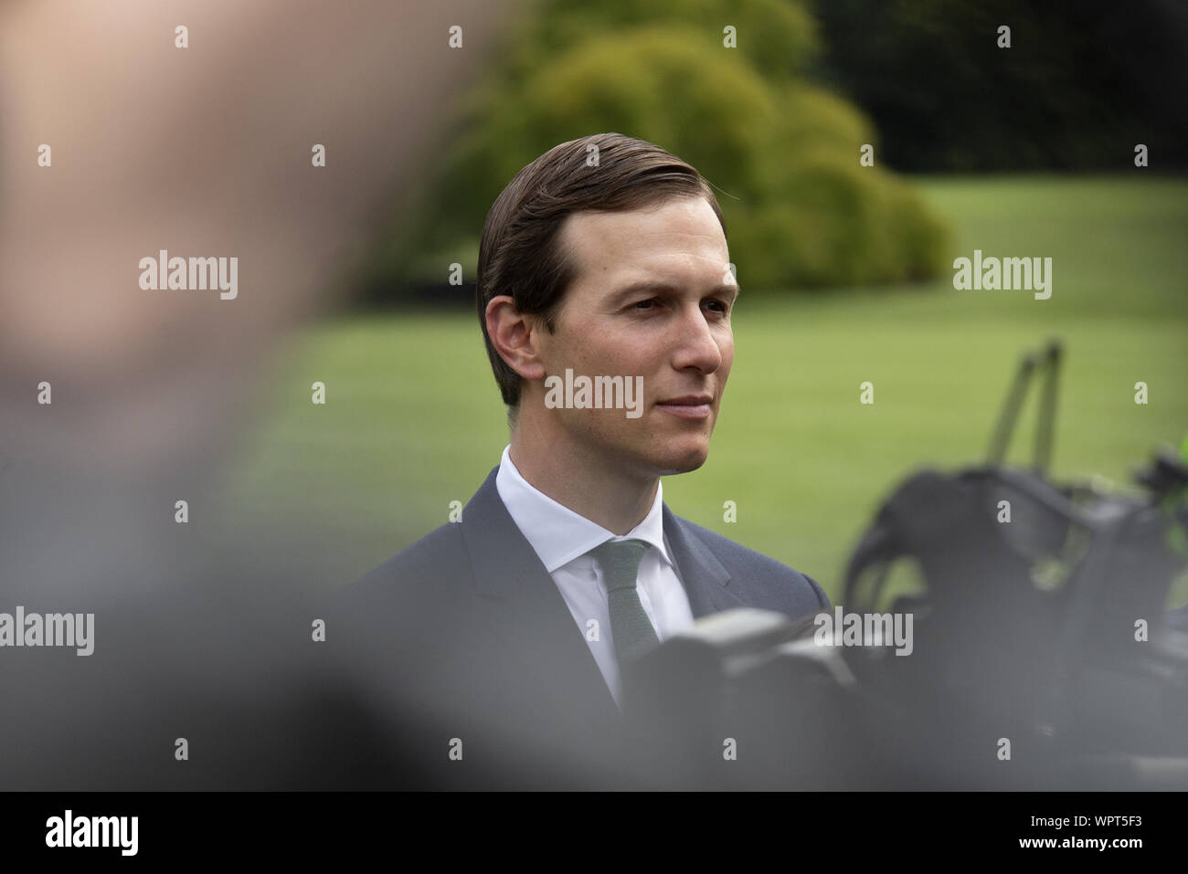 Washington, District de Columbia, Etats-Unis. Sep 9, 2019. Senior Advisor Jared Kushner écoute au président des États-Unis, Donald J. Trump parlent à la presse qu'il quitte la Maison Blanche à Washington, DC, États-Unis pour un rassemblement en Caroline du Nord le 9 septembre 2019. Credit : Stefani Reynolds/CNP/ZUMA/Alamy Fil Live News Banque D'Images