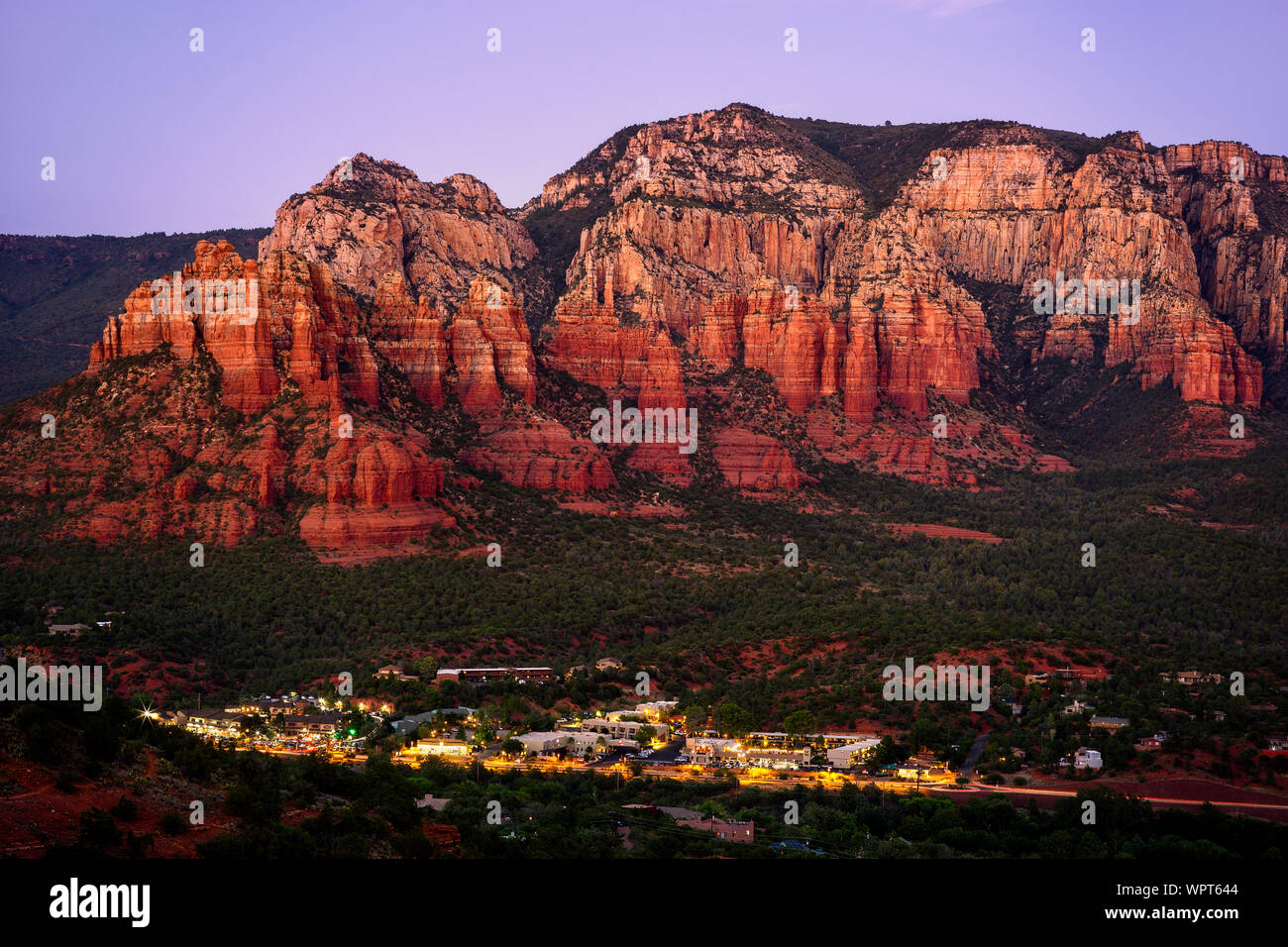 Sedona, Arizona rochers rouges avec lumières de la ville Banque D'Images