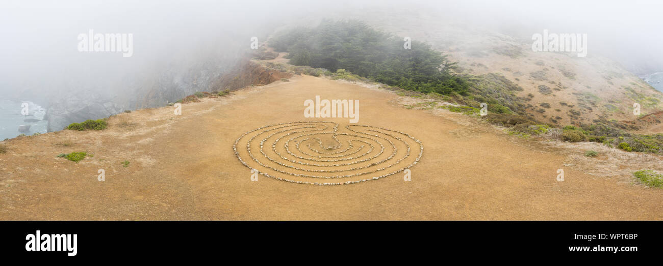 Un labyrinthe de roche circulaire, utilisé pour la méditation, se trouve sur le bord de l'Océan pacifique, juste au nord de San Francisco dans les Marin Headlands. Banque D'Images