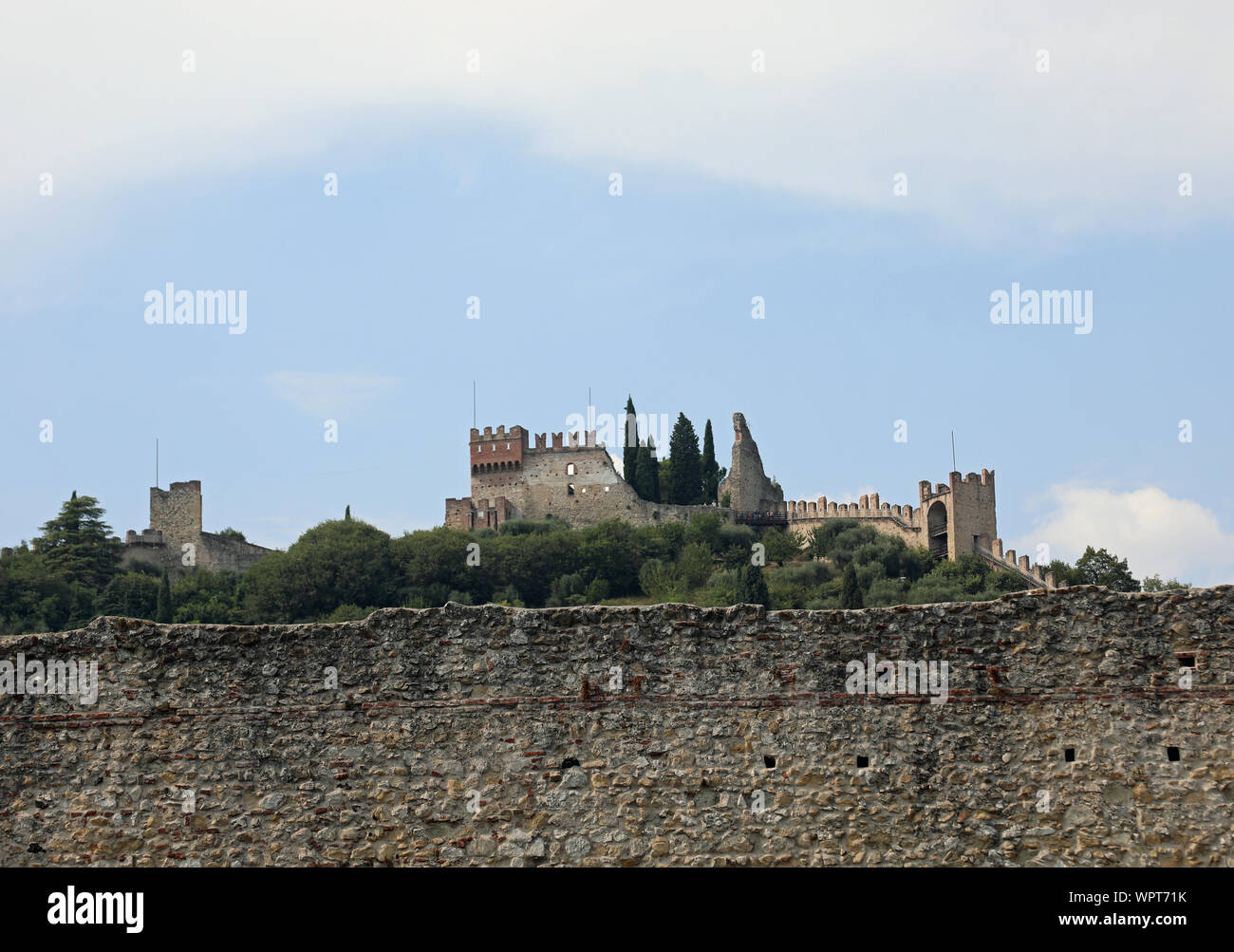 Schiavon, VI, Italie - 1 septembre 2019 : Château supérieur appelé Castello Superiore en langue italienne et mur de la ville Banque D'Images