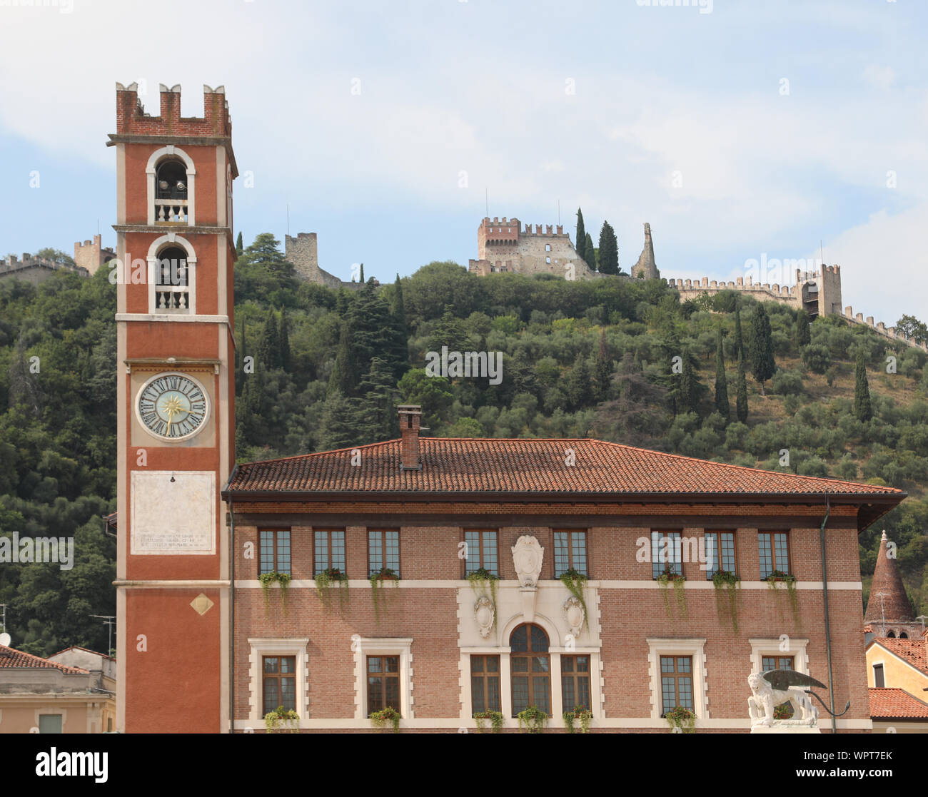 Schiavon, VI, Italie - 1 septembre 2019 : Ancien bâtiment sur la place principale de la ville appelée Piazza degli Scacchi et le château sur la colline Banque D'Images