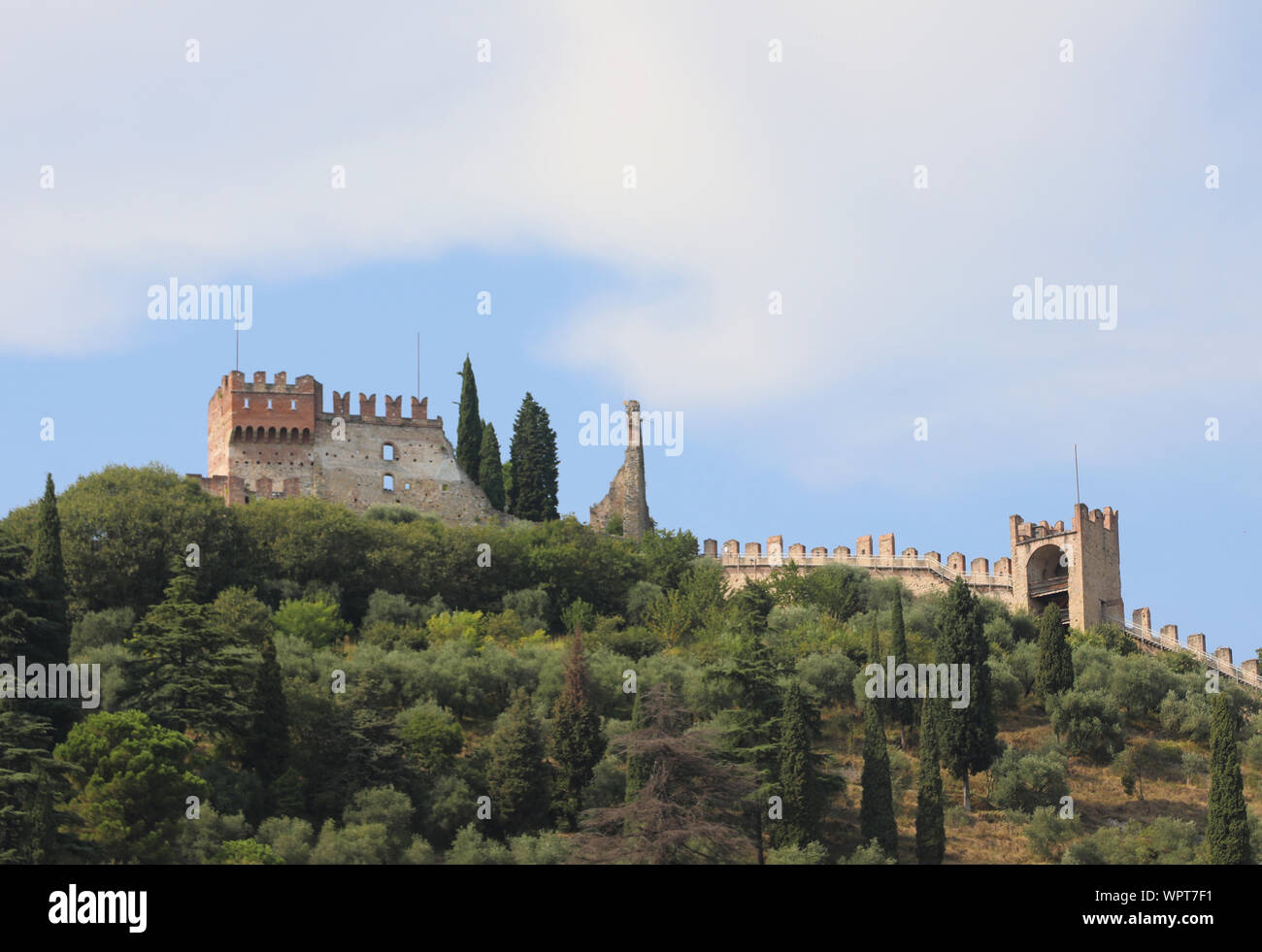 Schiavon, VI, Italie - 3 septembre 2019 : château appelé Castello Superiore en langue italienne Banque D'Images